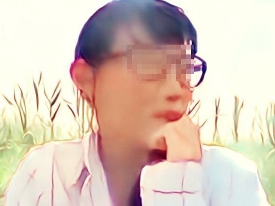 実は同じ町内に住んでいる奥さんたち数人と山奥でお互いの露出やオナニーの見せ合いっこをして楽しんでいます。(moon chair) [d_304569]