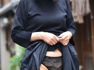 お姉さんお小遣いあげるからパンツ見せてもらえませんか(デジタルAI美術館) [d_733874]