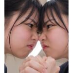 【女教師の腕相撲】どちらがこのクラスの担任かを決めるふたり。(あいろこーぷ) [d_778226]
